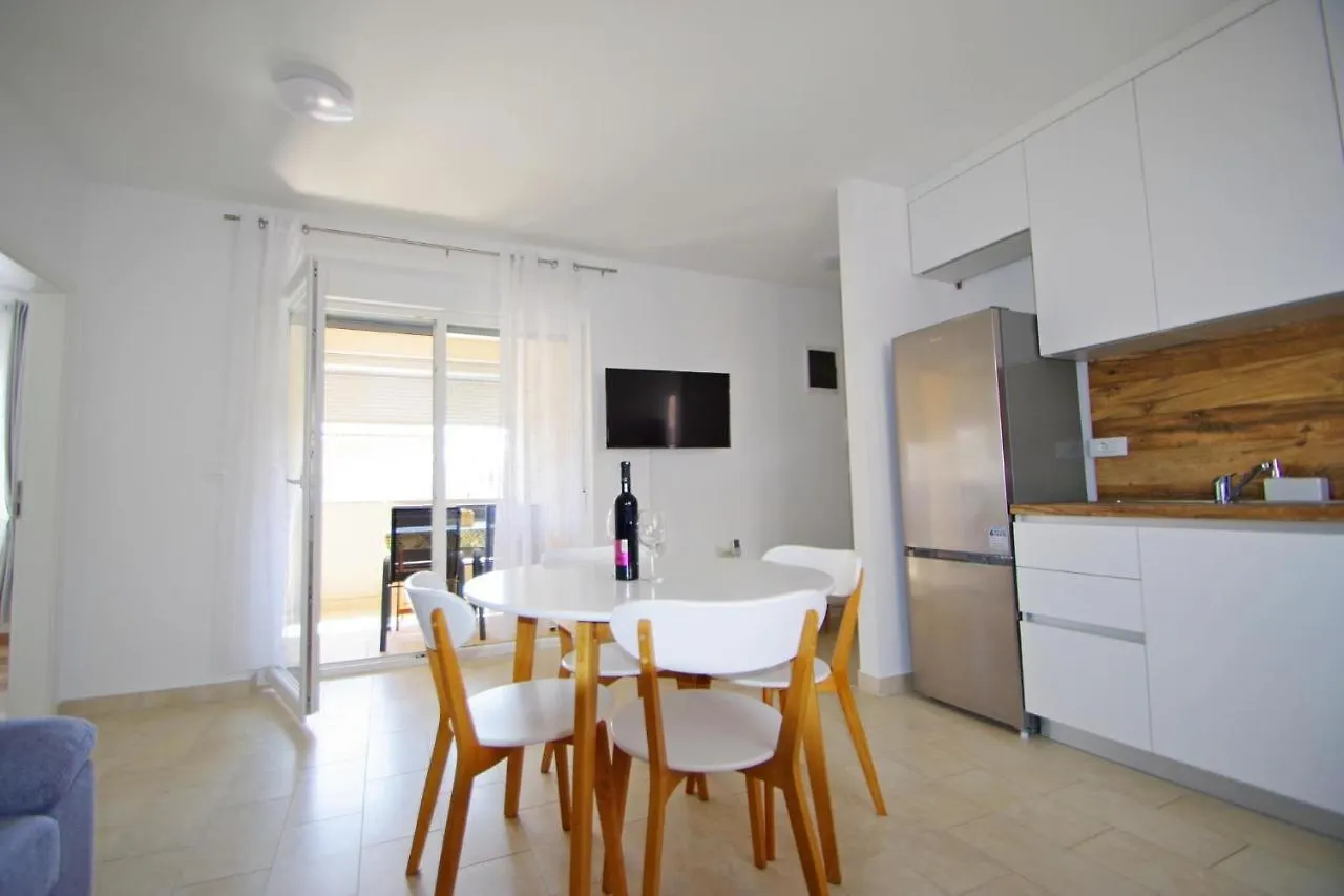 Holiday Apartments Ivan & Niko Pomer 0*,